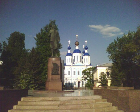 Памятник Зое Космодемьянской, уроженке Тамбовского края, за ним Казанский собор.