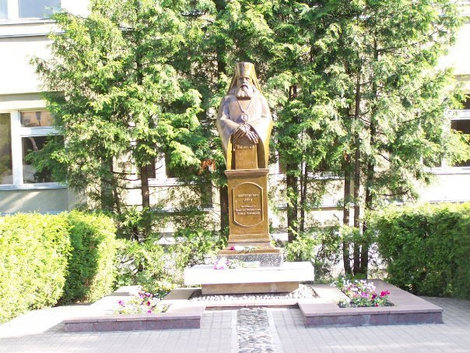 Памятник архиепископу Тамбовскому и Мичуринскому Луке (Войно-Ясенецкому).
