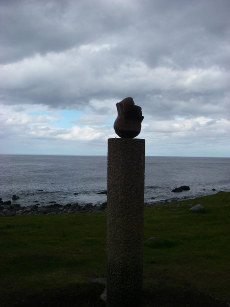 С разных сторон скульптура смотрится по разному Острова Лофотен, Норвегия