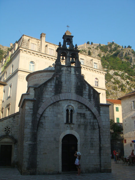 Типичная церковь сербской православной церкви Будва, Черногория
