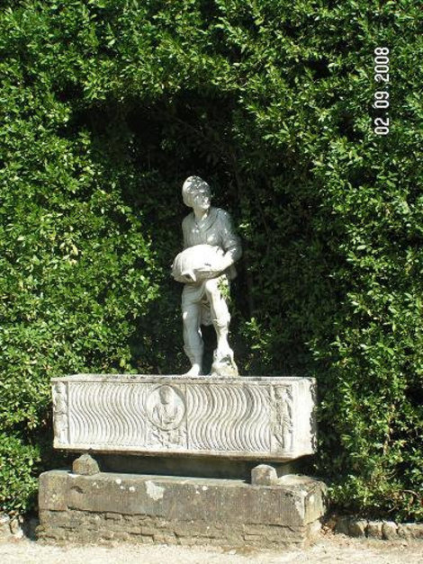 Среди деревьев и кустов расставлены скульптуры Флоренция, Италия