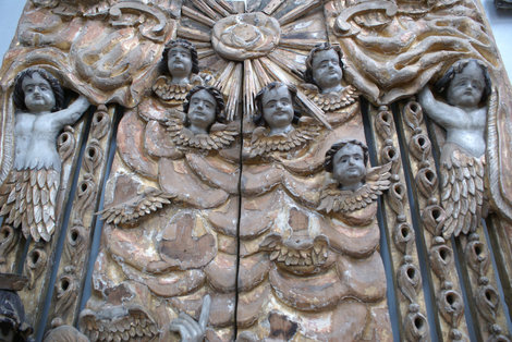 Резные ворота из старой церкви Осташков и Озеро Селигер, Россия