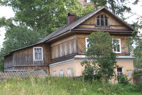 Старый полудеревянный дом Осташков и Озеро Селигер, Россия