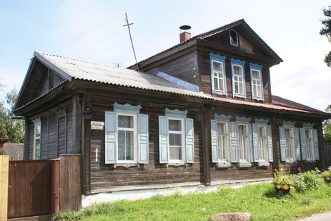 Деревянный дом с чердаком Осташков и Озеро Селигер, Россия