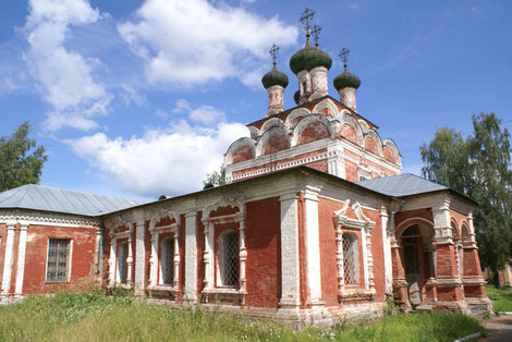 Красная кирпичная церковь Осташков и Озеро Селигер, Россия