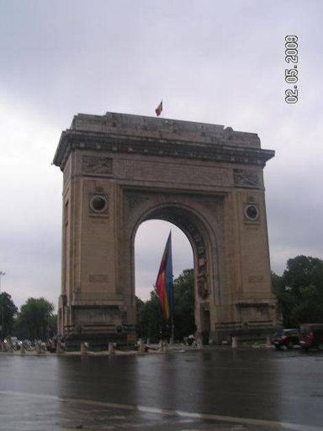 Арка доминирует над площадью Бухарест, Румыния