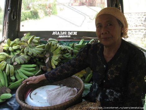 Конечно, после этого какие-то там бананы не производили на нас ровно никакого впечатления. Хотя вот эти бананы — зеленые, большие и как будто с гранями — обычно жарят. А едят сырыми — маленькие желтенькие. Индонезия