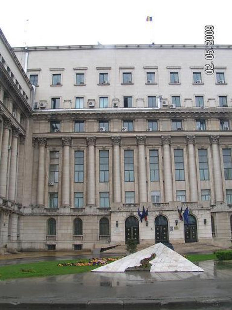 Бывшее здание ЦК и балкон, с которого выступал Чаушеску Бухарест, Румыния