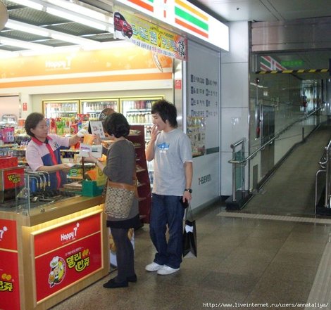 Сеульское метро. Кафе, совмещенное с хлебопекарней Сеул, Республика Корея