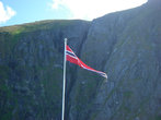 Норвежцы поднимают национальный флаг у своих домов по всем праздникам, даже совсем небольшим и частным, а так же при приезде гостей :)