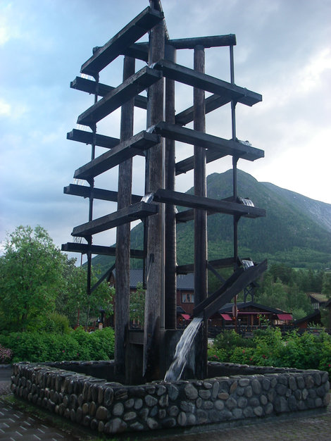 Даже фонтан полностью вписывается в архитектуру города Норвегия