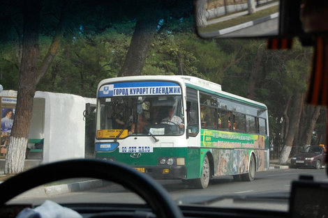 Обычный рейсовый автобус создает нужное курортное настроение Геленджик, Россия