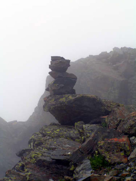 Тур — несколько больших камней сложенных один на другой помогут найти дорогу в тумане Северная Осетия-Алания, Россия