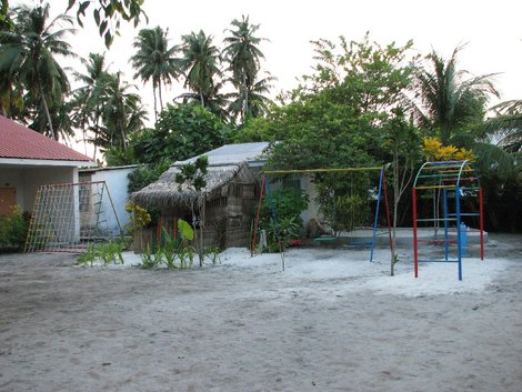 Школьный двор Камаду, Мальдивские острова