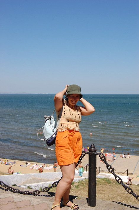 За спиной раскинулся Таманский залив, под ногами — Таманский пляж. Краснодарский край, Россия