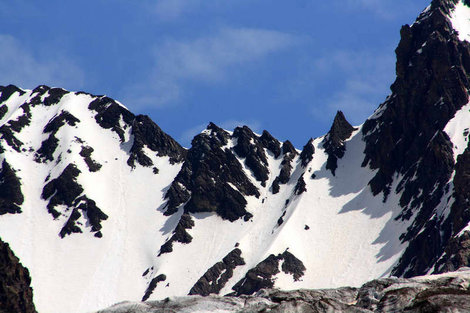 Высокогорный перевал Шау — путь в Геналдонское ущелье. Северная Осетия-Алания, Россия