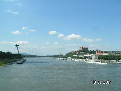Мост вознёсся даже выше замка Братислава, Словакия