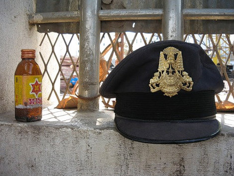 Фуражка Камбоджийского полицейского. 
Рядом слева — энергетический напиток (они у них не газированные и очень популярные). Сиемреап, Камбоджа