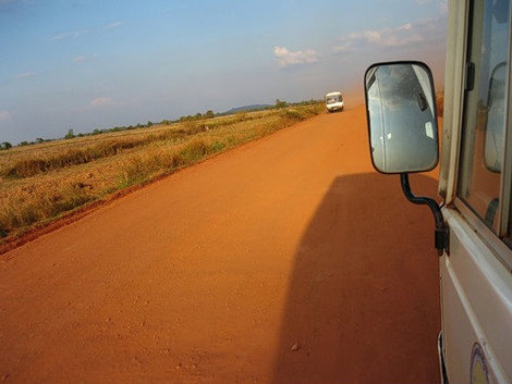 На самом деле — дорога гораздо раздолбаней...
Это просто на фото — она ровно получилась. Сиемреап, Камбоджа