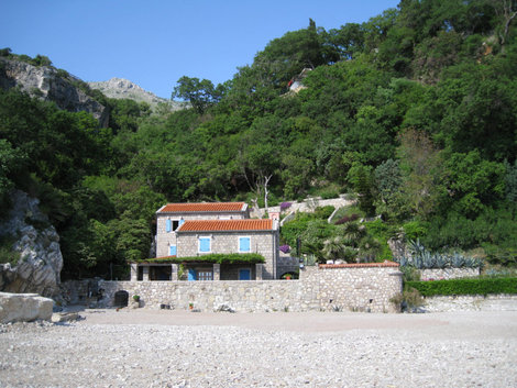 Дом выставлен на продажу... на самом берегу такое чудо... и как накопить денег на такой Черногория