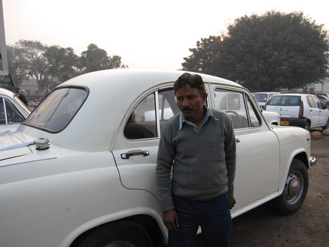 Наш таксист. Очень приятный и веселый дядечка, неплохо к тому же говорящий по-английски. Агра, Индия