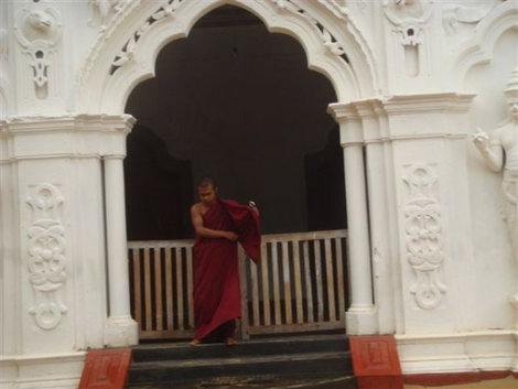 Вход в буддийский храм. Унаватуна, Шри-Ланка