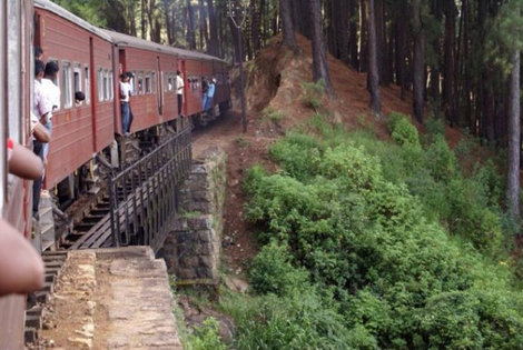 Вот такие экзотичные поезда ходят по местным ж/д. Унаватуна, Шри-Ланка
