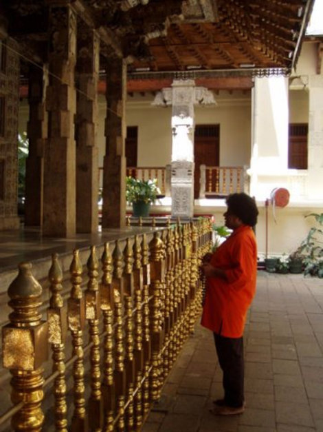 В храм принято входить босиком. Но, будьте осторожны, на пороге вашу обувь могут стащить мартышки. Унаватуна, Шри-Ланка