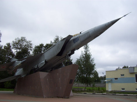 Памятник МИГ-25