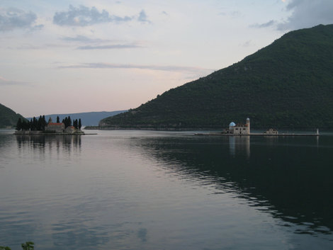 Остров Святого Георгия (слева) и Богородицы Скал (справа). До них ходят прогулочные катера. Пераст, Черногория