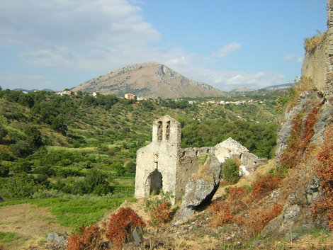 Santa Maria del Cedro. Castello di San Michelle Скалеа, Италия