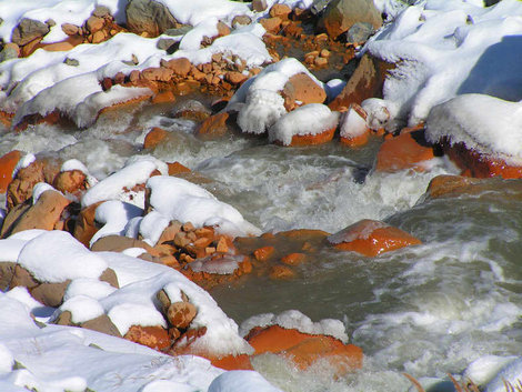Зимой, во время уменьшения количества талой воды реки Геналдонского ущелья превращаются в сплощную минералку Северная Осетия-Алания, Россия