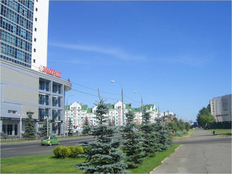 Здание торгового центра слева, вид на улицу Спартаковскую Казань, Россия