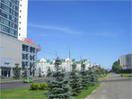 Здание торгового центра слева, вид на улицу Спартаковскую