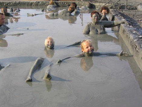 Грязевые ванны на центральном пляже Темрюк, Россия