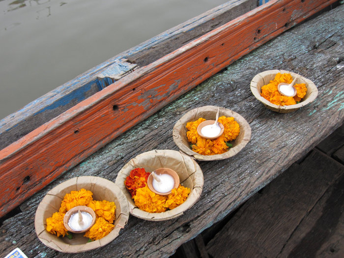 Свечки в тарелочках из листьев обязательно надо пустить по Ганге, думая в это время о близких людях Варанаси, Индия