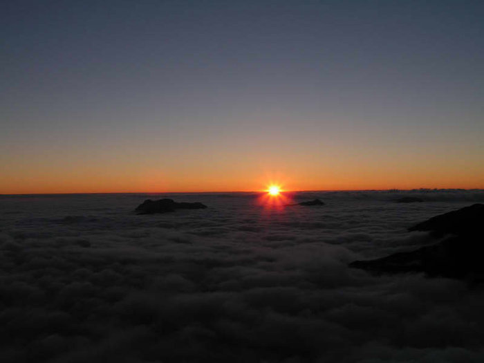 Рассвет над Скалистым хребтом с высоты 3700 м. Северная Осетия-Алания, Россия