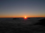 Рассвет над Скалистым хребтом с высоты 3700 м.