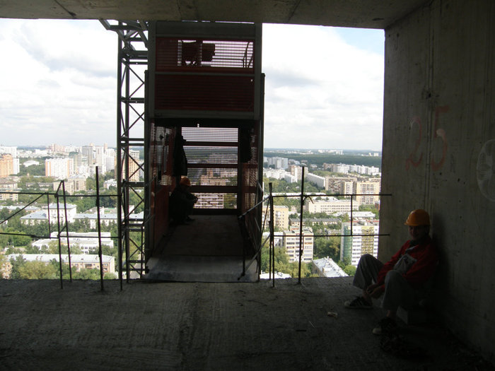 Так выглядит лифт перевозящий людей и грузы. Москва, Россия