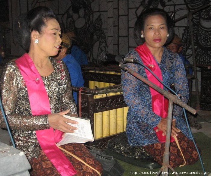 Ну, а под музыку на притяжении всего спектакля так же заунывно поют две женщины. Ява, Индонезия