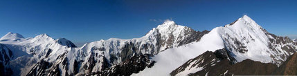 Панорама верховьев Геналдонского ущелья. Слева-направо вершины: Казбек, Майли, Джимара, Шау.