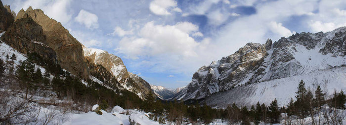 Зимний Цей. Вид на долину Цейдона от начала альпийских лугов. Северная Осетия-Алания, Россия
