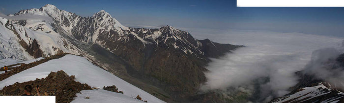 Вид на верховья Геналдона с пика ОЖД (4200м.). Слева-г.Джимарайхох, правее-г.Шаухох. Северная Осетия-Алания, Россия