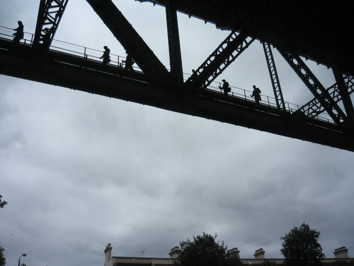 Силуэты людей — это один из исвестных атракционов Сиднея — Bridge Climb. Восхождение на мост. Сидней, Австралия
