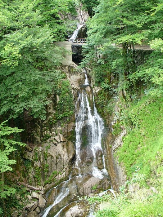 Водопад в верхней трети делит дорога, ведущая в село. Сочи, Россия