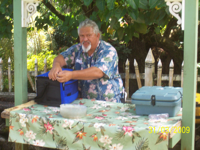 Водитель-гавайец готовит обед Хана, CША