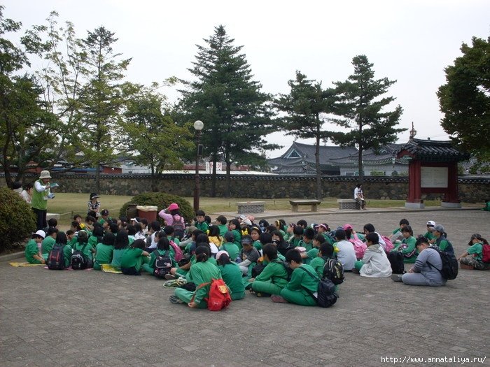 Детки на осмотре гробниц в Кёнджу. Республика Корея