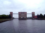 Двухкамерные рыбинские шлюзы с тремя шлюзовыми башнями замечательно смотрятся со стороны водохранилища.