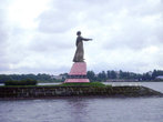 «Мать-Волга» с 1953 года вглядывается в морскую даль с 28-метровой высоты. Это один из лучших очерков в камне московских скульпторов Шапошникова и Малашкиной и архитектора Донских.