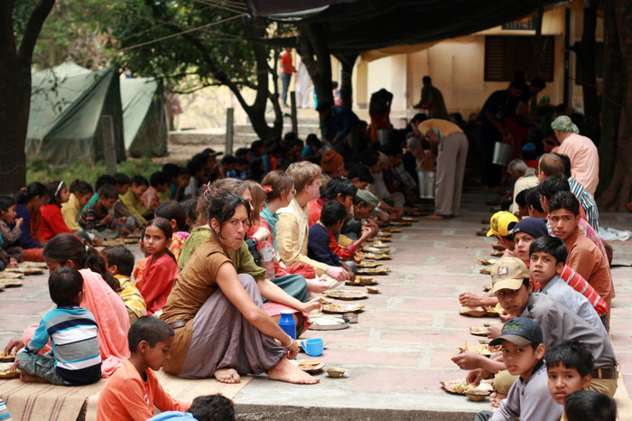 бандара — большой обед во время праздника Наваратри Халдвани, Индия